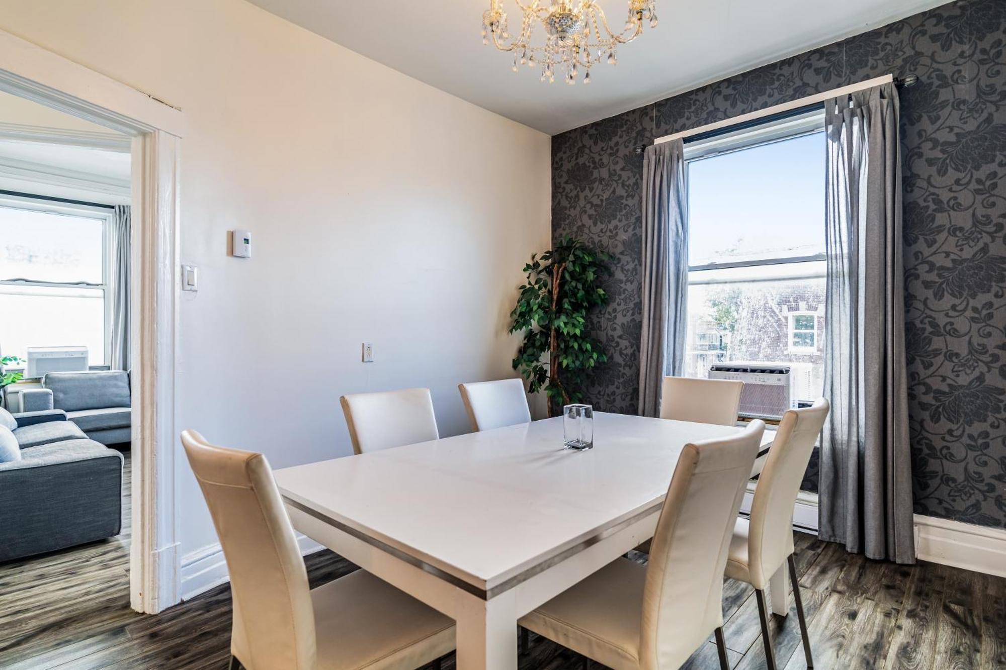 Chez Mont Royal Apartments!